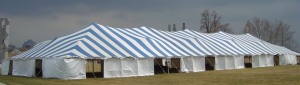 Taki namiot jest w stanie pomieścić wiele osób (sxc.hu)